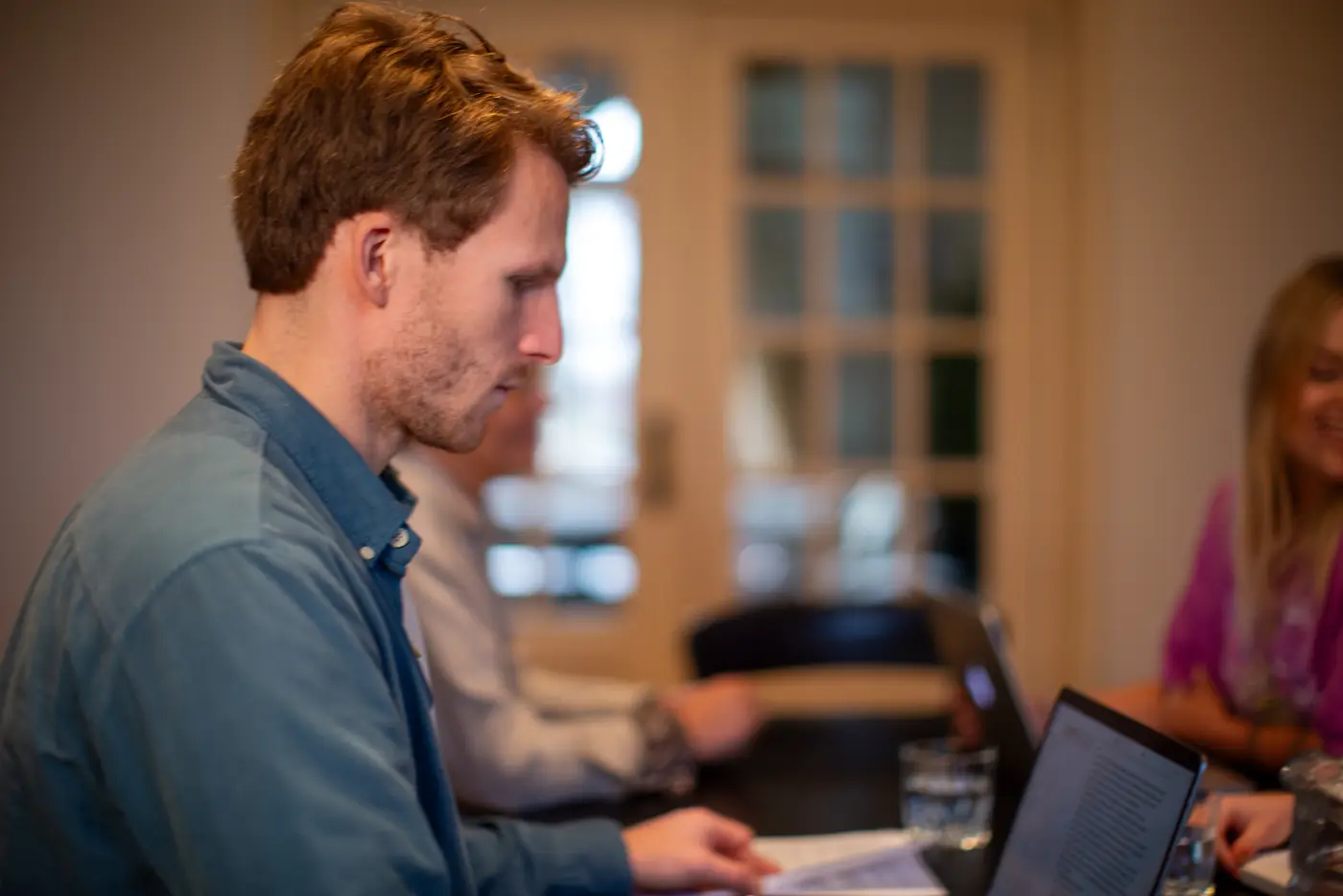 Specialist van MV neemt de aanbestedingsstukken door